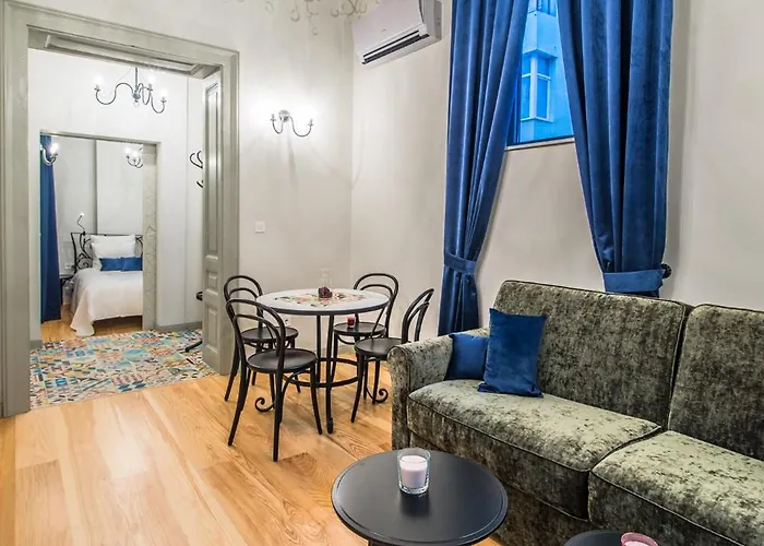 Designer Aristocratic 1 Bedroom | Next To Cathedral