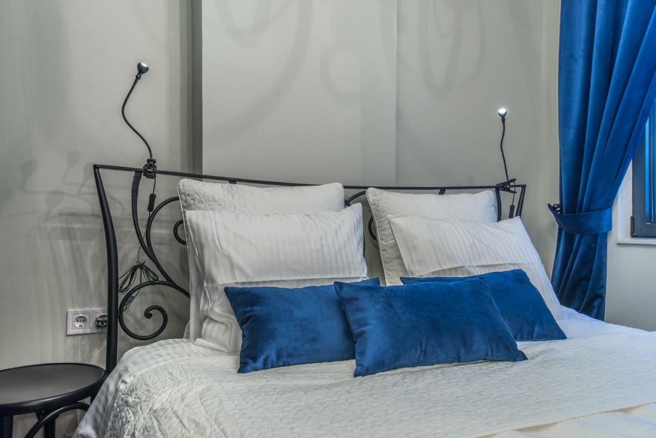 Designer Aristocratic 1 Bedroom | Next To Cathedral *