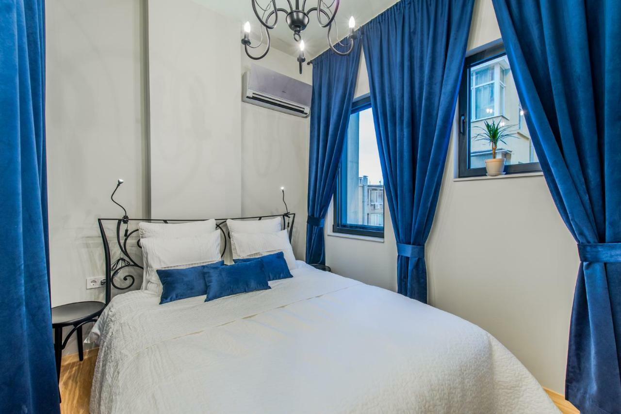 Designer Aristocratic 1 Bedroom | Next To Cathedral *