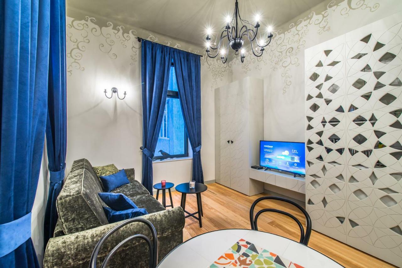 Designer Aristocratic 1 Bedroom | Next To Cathedral Apartemen