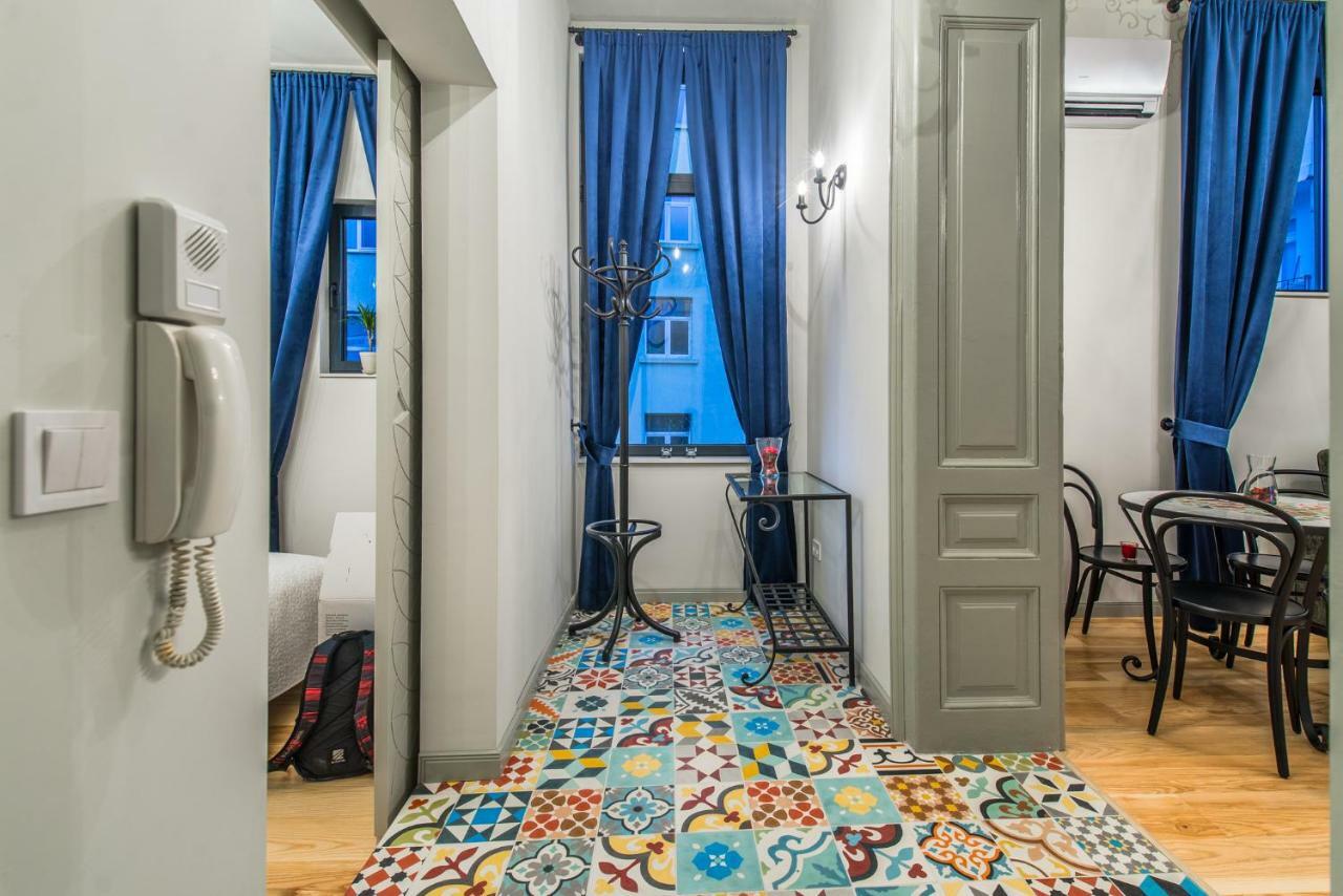 Designer Aristocratic 1 Bedroom | Next To Cathedral Apartemen